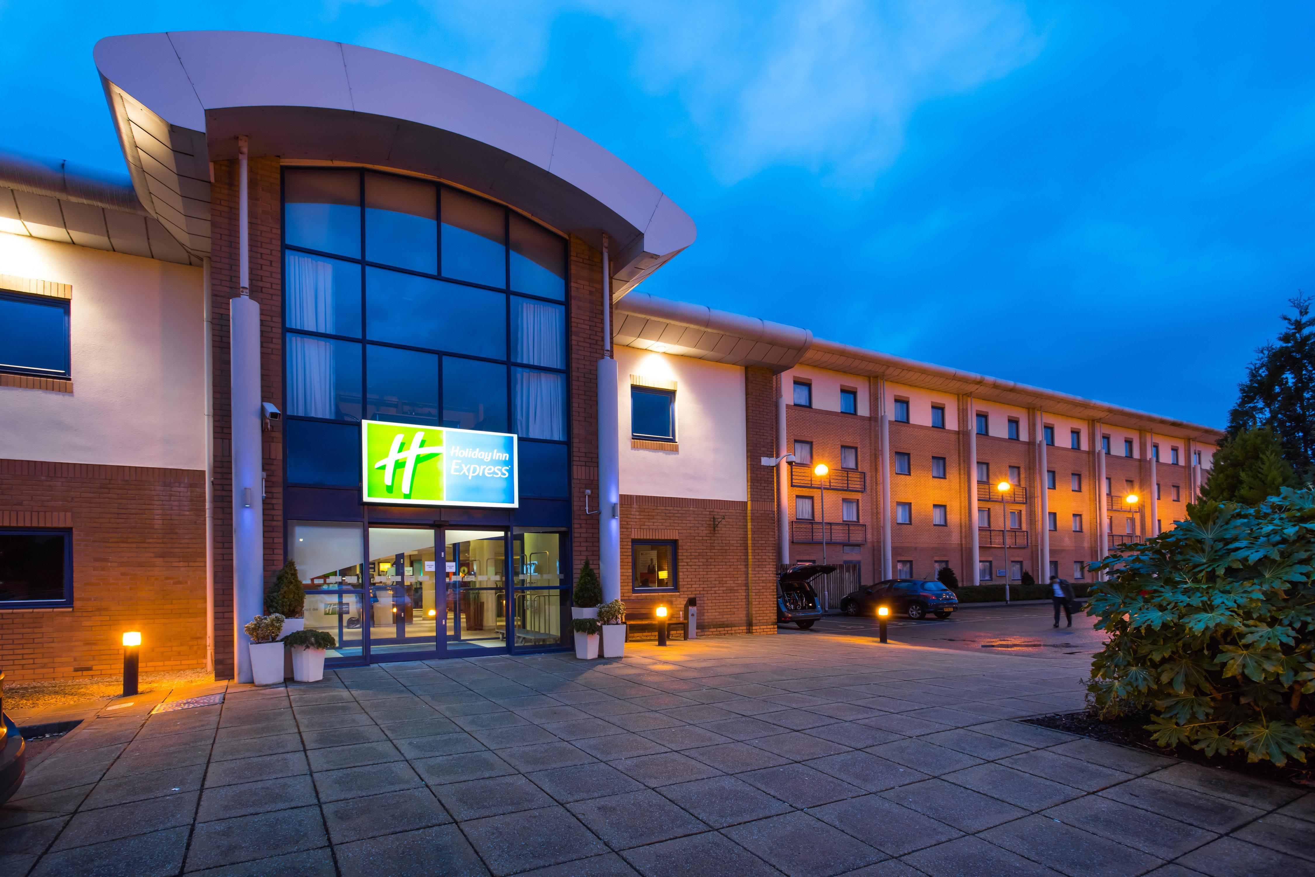 Holiday Inn Express Newport, An Ihg Hotel Exterior photo