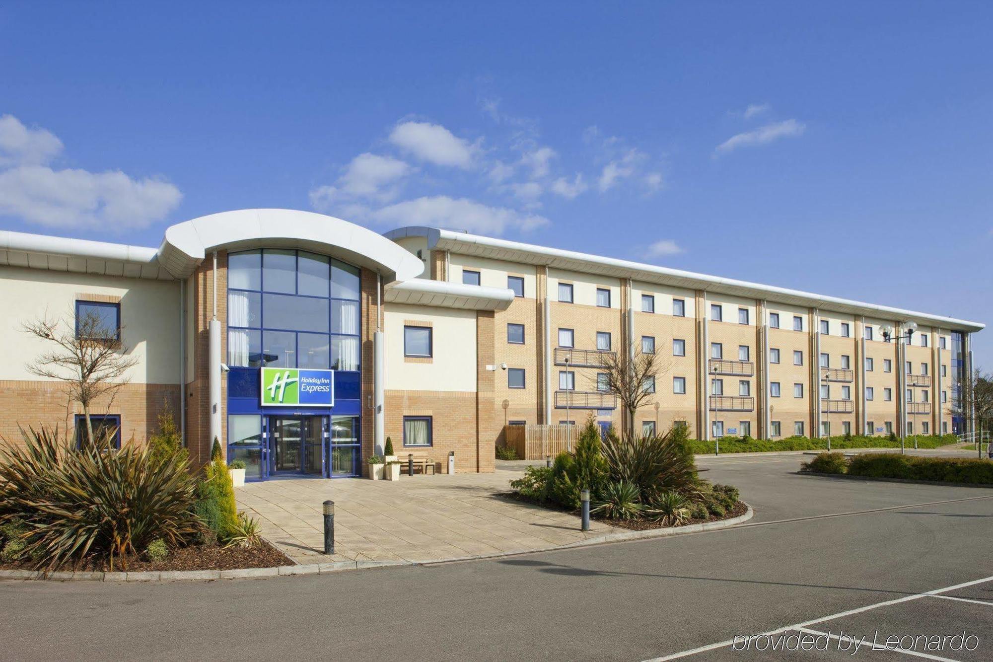 Holiday Inn Express Newport, An Ihg Hotel Exterior photo